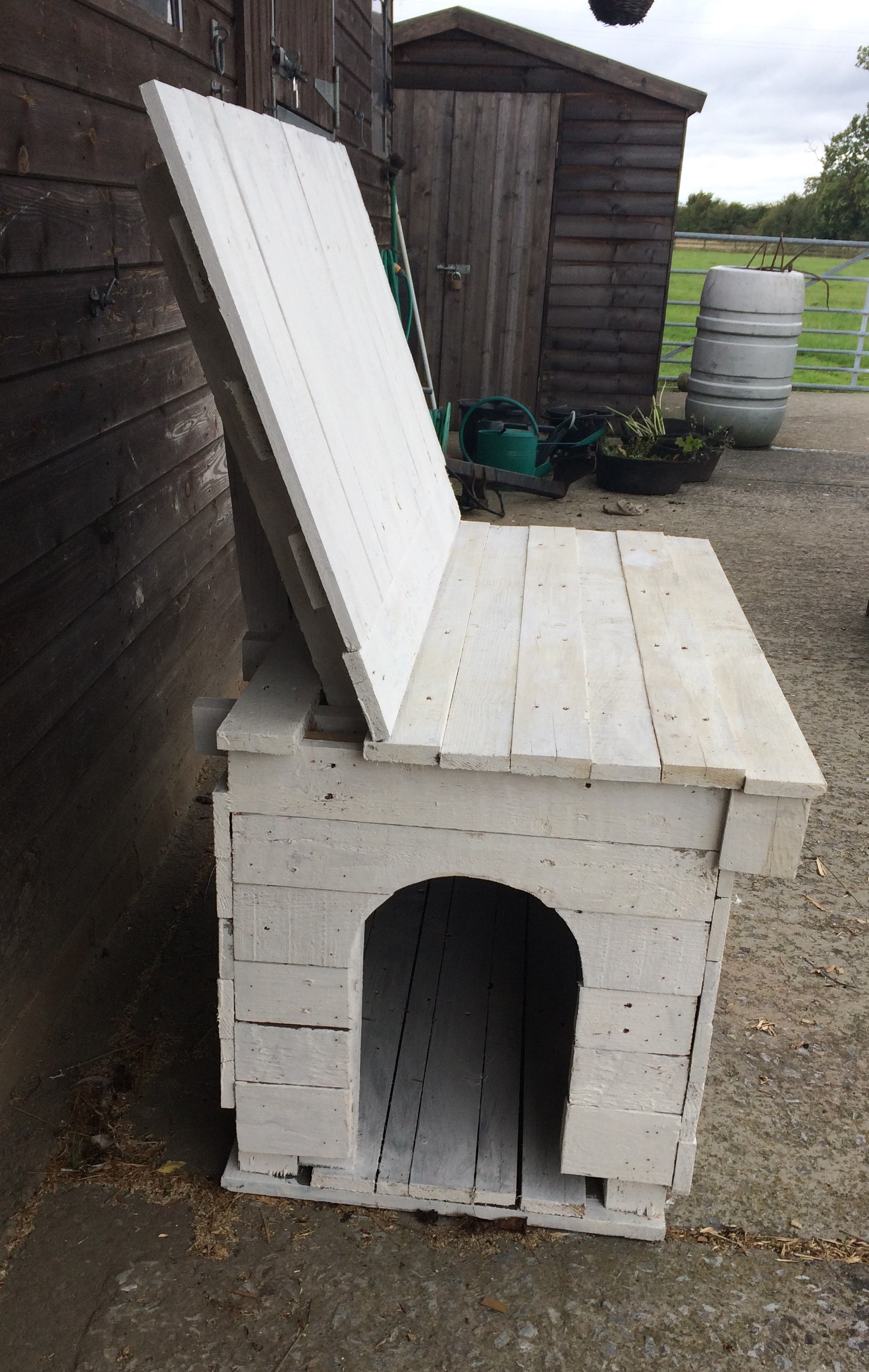 Pallet Kennel Bench