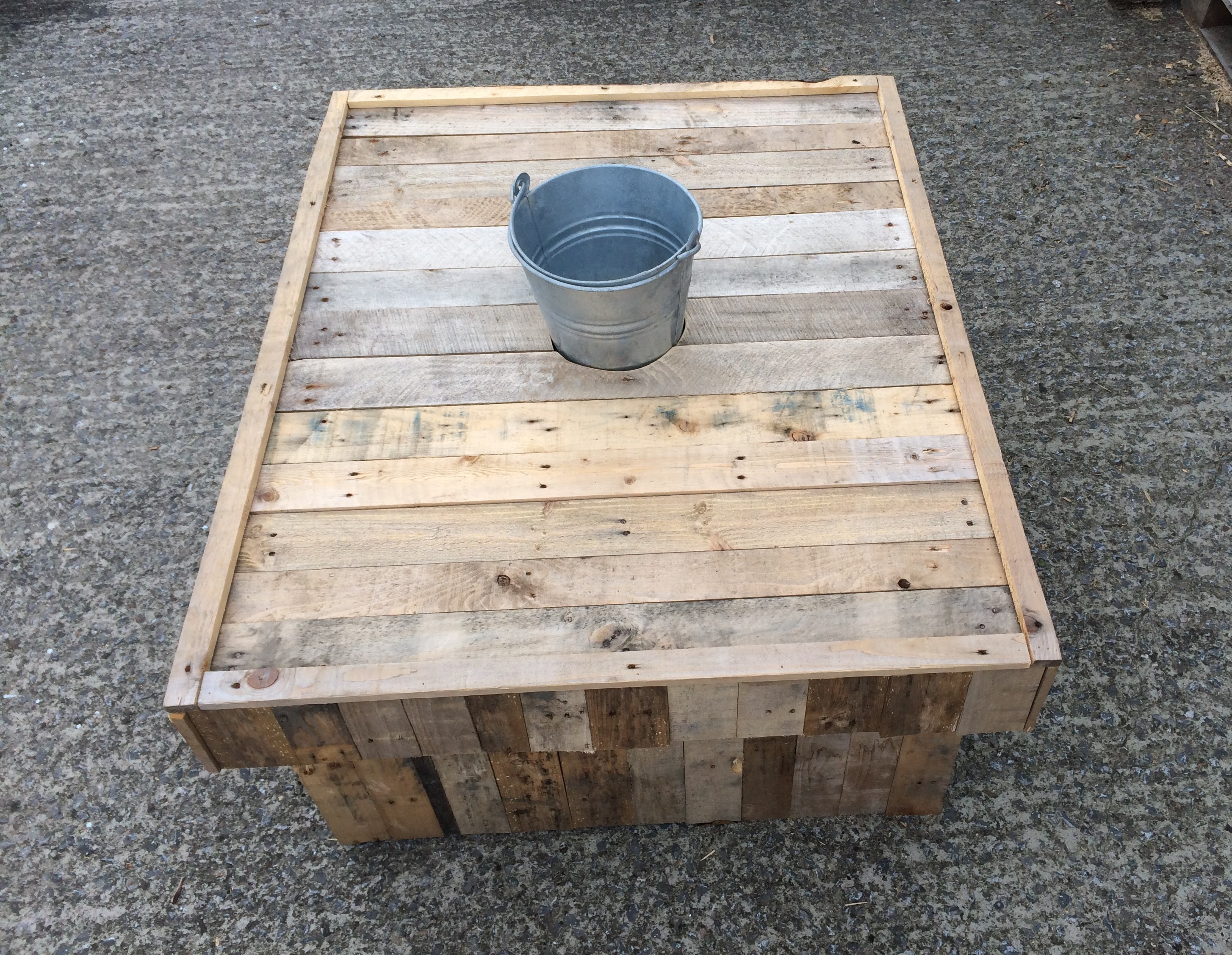 Pallet Table with Ice Bucket